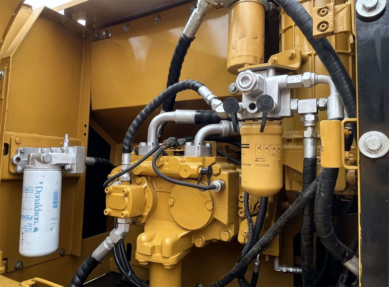 Detal komory silnika koparki gąsienicowej 2016 Caterpillar 320D