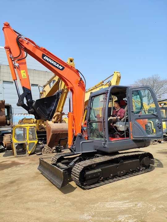 2022 Doosan DH60-7 crawler excavator, side view 2022 Doosan DH60-7 crawler excavator, side view