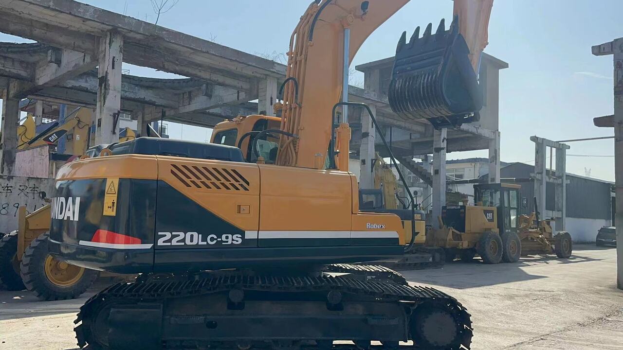 2015 Hyundai R220LC-9S crawler excavator, rear three-quarter view 2015 Hyundai R220LC-9S crawler excavator, rear three-quarter view