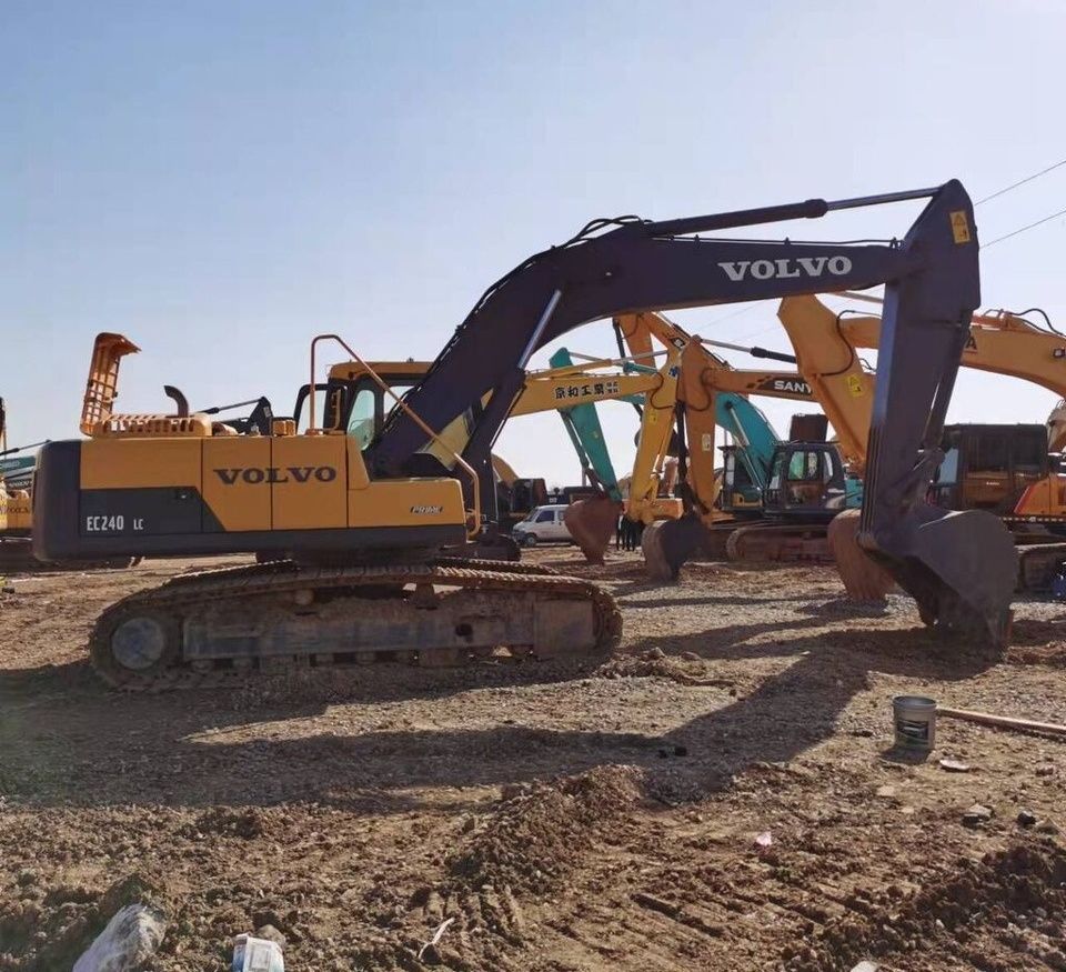 Volvo EC240LC crawler excavator, side profile view Volvo EC240LC crawler excavator, side profile view