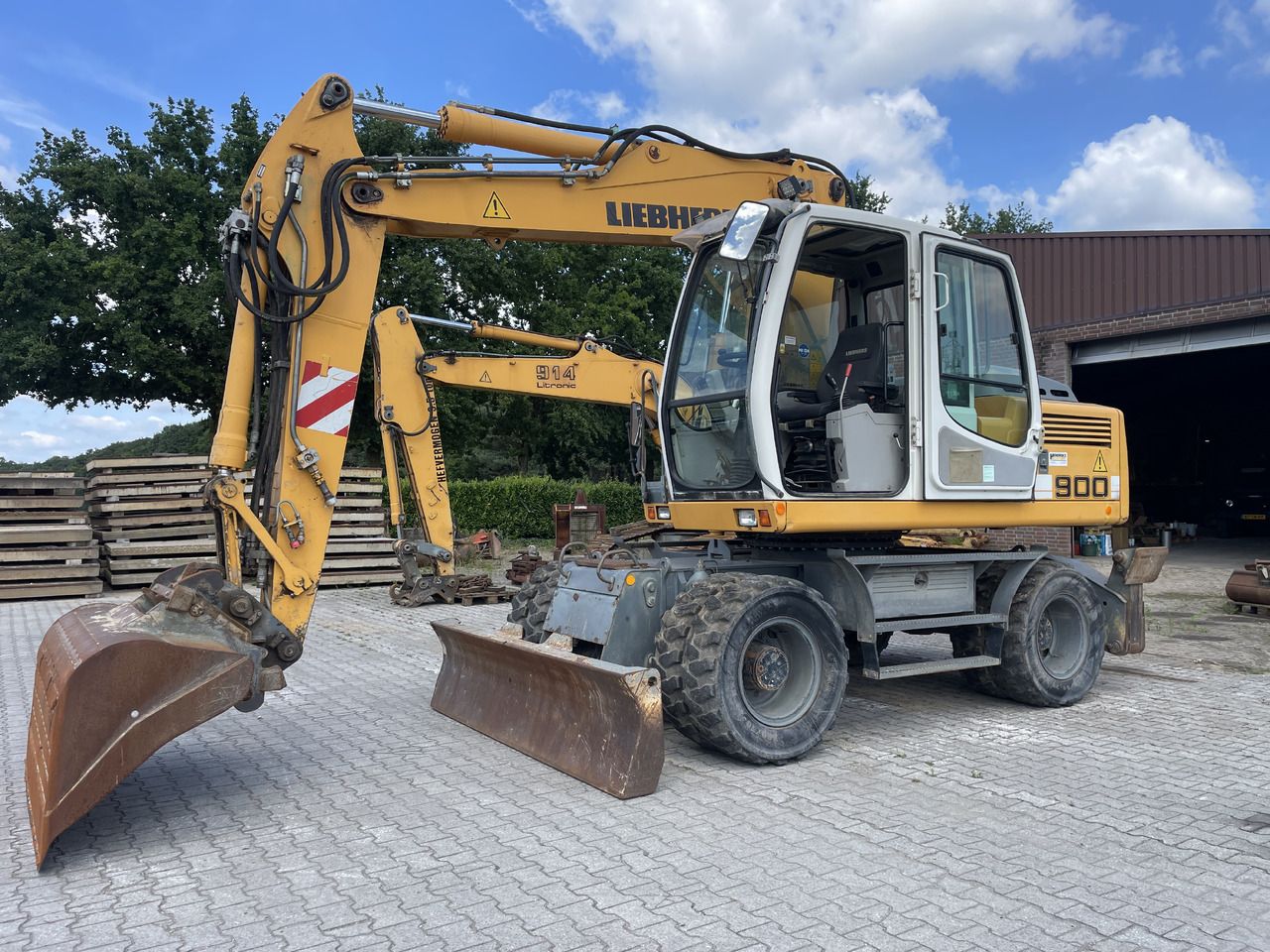 2004 Liebherr A900C HD Litronic wheel excavator, side view