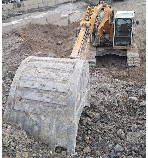 2008 Liebherr R924C HD-SL crawler excavator, front bucket view 2008 Liebherr R924C HD-SL crawler excavator, front bucket view