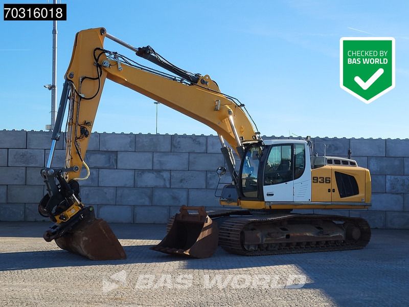 2015 Liebherr R936LC crawler excavator, side view