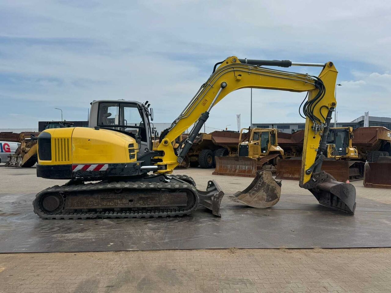 2016 Wacker Neuson ET145 crawler excavator side view 2016 Wacker Neuson ET145 crawler excavator side view