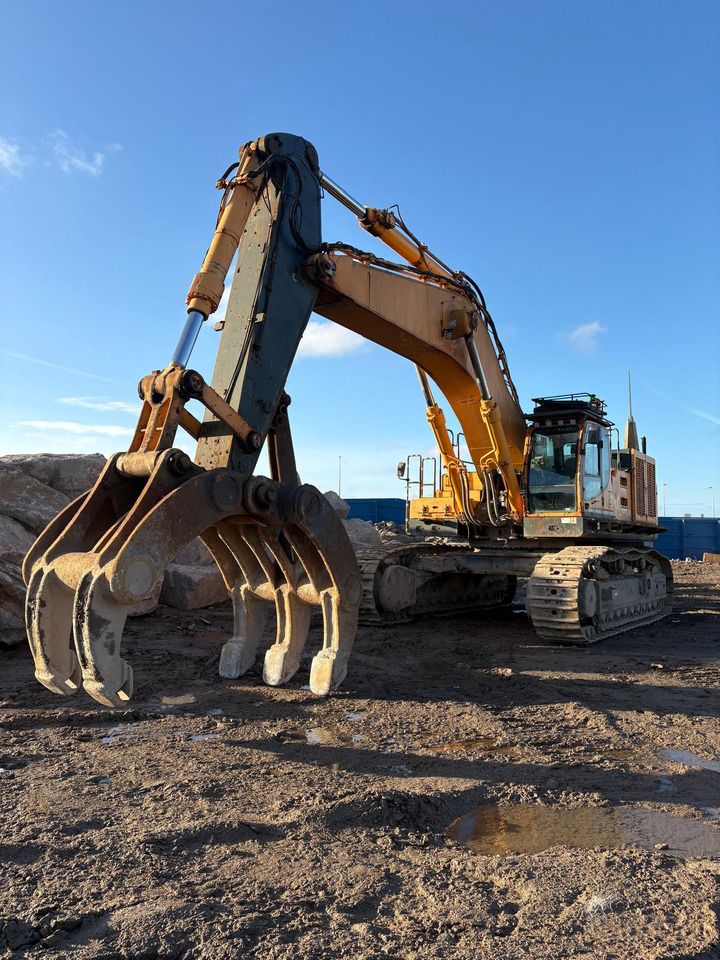 2013 Hyundai R800LC-9 crawler excavator with grapple attachment 2013 Hyundai R800LC-9 crawler excavator with grapple attachment