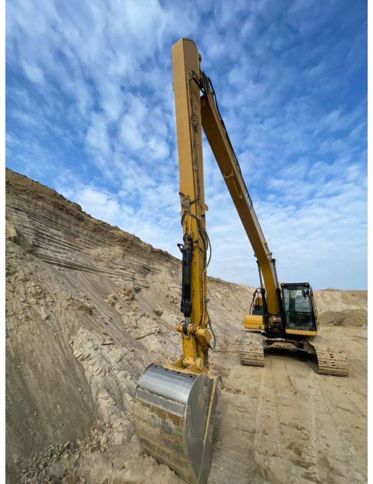 2022 Caterpillar 320 crawler excavator, front three-quarter view 2022 Caterpillar 320 crawler excavator, front three-quarter view