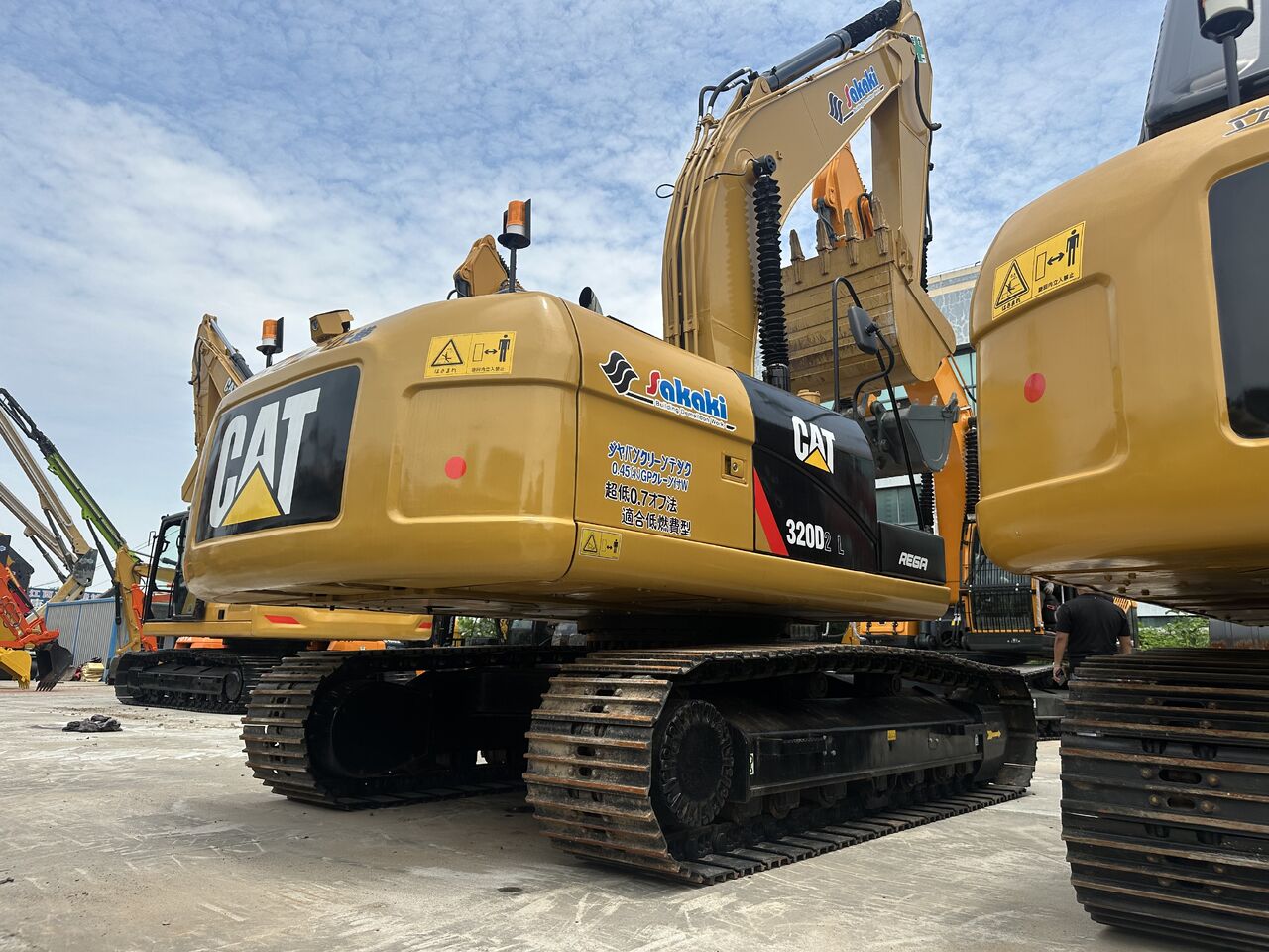 2022 Caterpillar 320D2 L гусеничний екскаватор, задній три-чвертний вид