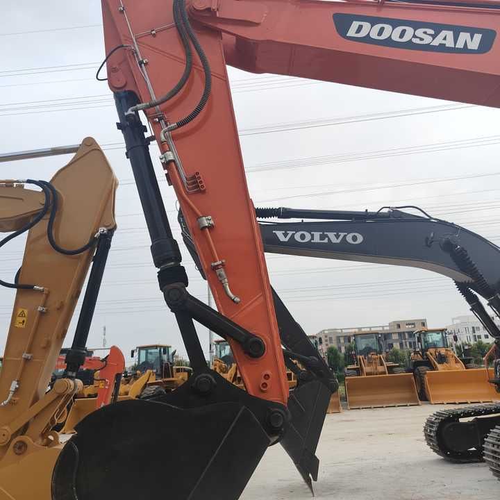 2020 Doosan DX300 crawler excavator boom and bucket detail