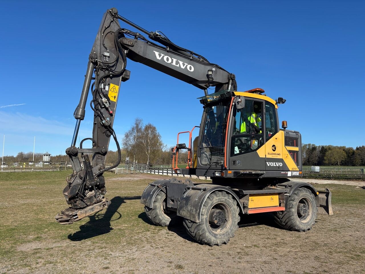2016 Volvo EWR150E wheel excavator side view