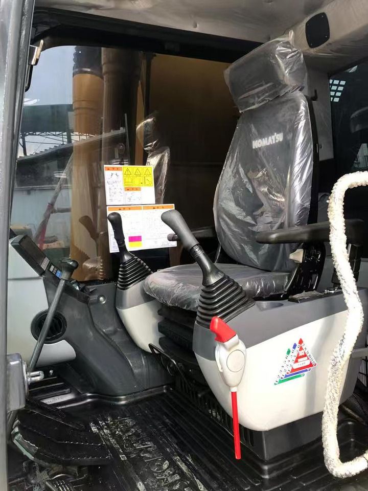 2015 Komatsu PC220-8 paletli ekskavatör kabin içi görünümü