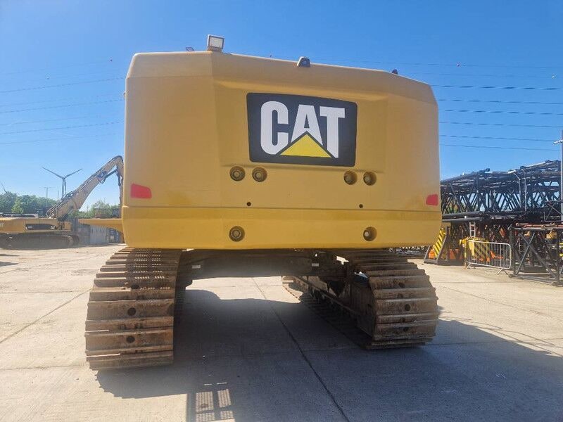 2019 Caterpillar 374FL crawler excavator rear view 2019 Caterpillar 374FL crawler excavator rear view