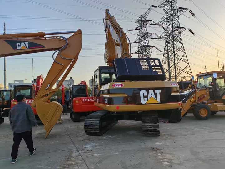 Excavadora de orugas Caterpillar 320B 2015, vista trasera Excavadora de orugas Caterpillar 320B 2015, vista trasera