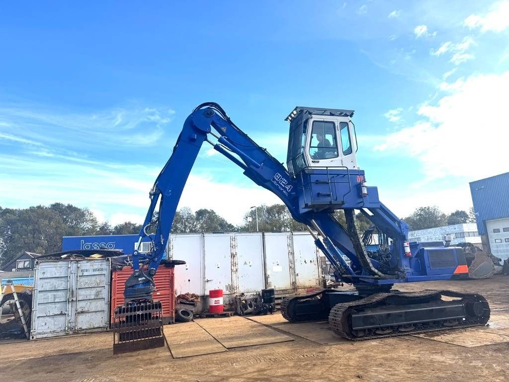 2004 Liebherr R924B EW material handler, side view 2004 Liebherr R924B EW material handler, side view