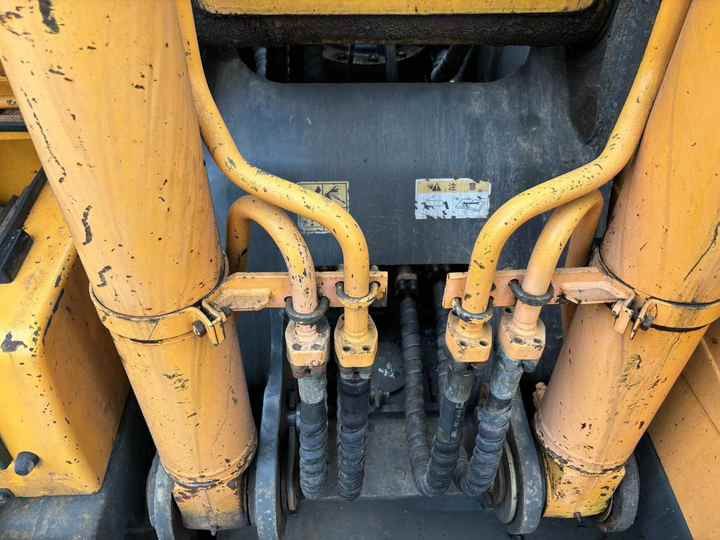 2018 Hyundai R210W-9 hydraulic cylinder and hose detail 2018 Hyundai R210W-9 hydraulic cylinder and hose detail