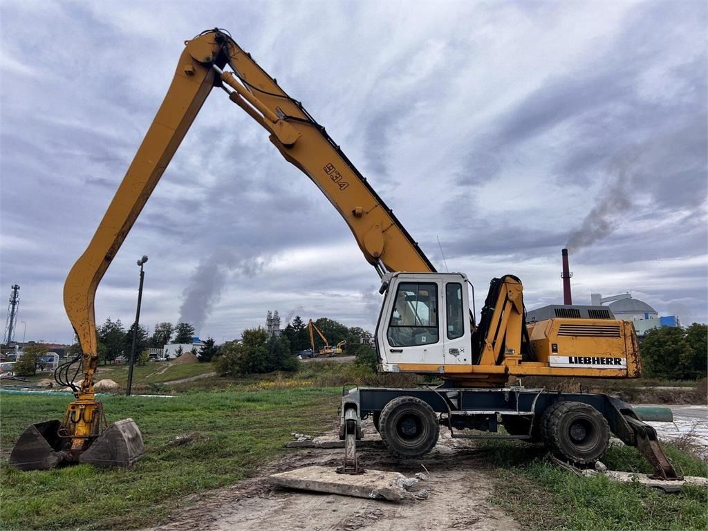 2003 Liebherr 934 material handler, side profile view 2003 Liebherr 934 material handler, side profile view