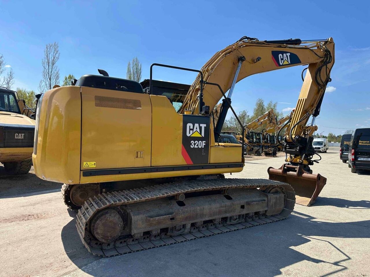 2017 Caterpillar 320FL crawler excavator, side view 2017 Caterpillar 320FL crawler excavator, side view