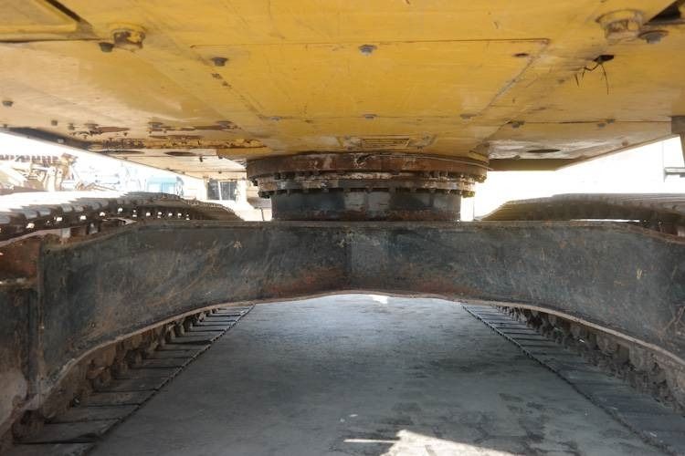 2006 Komatsu PC240-8 crawler excavator undercarriage view 2006 Komatsu PC240-8 crawler excavator undercarriage view