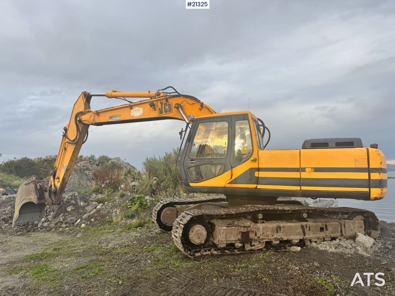 1996 JCB JS200LC crawler excavator side view 1996 JCB JS200LC crawler excavator side view