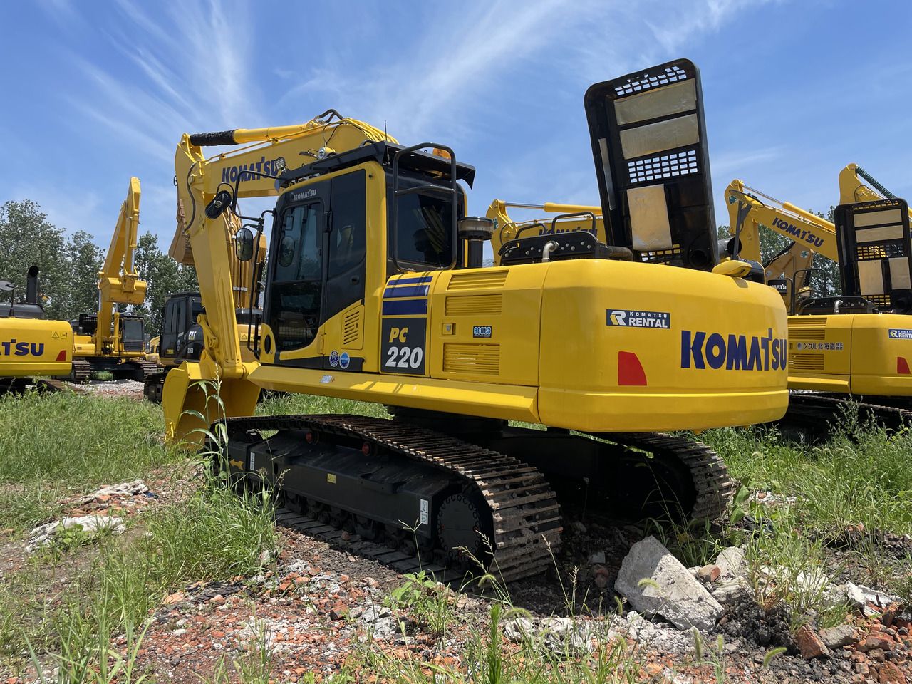 Escavatore cingolato Komatsu PC220-8 del 2023, vista posteriore tre quarti