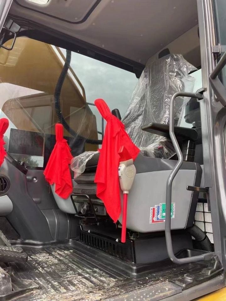 Vue intérieure de la cabine d'une excavatrice sur chenilles Komatsu PC220-8 de 2023
