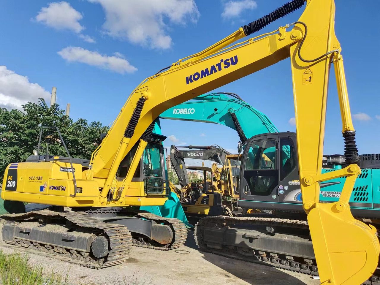 Escavadora de rastos Komatsu PC200-8 de 2018, vista lateral Escavadora de rastos Komatsu PC200-8 de 2018, vista lateral
