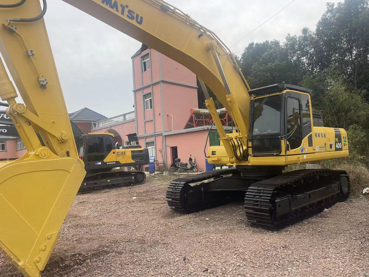 2022 Komatsu PC400-8 crawler excavator, side view 2022 Komatsu PC400-8 crawler excavator, side view