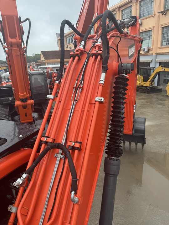 2019 Doosan DX225LCA crawler excavator boom detail 2019 Doosan DX225LCA crawler excavator boom detail