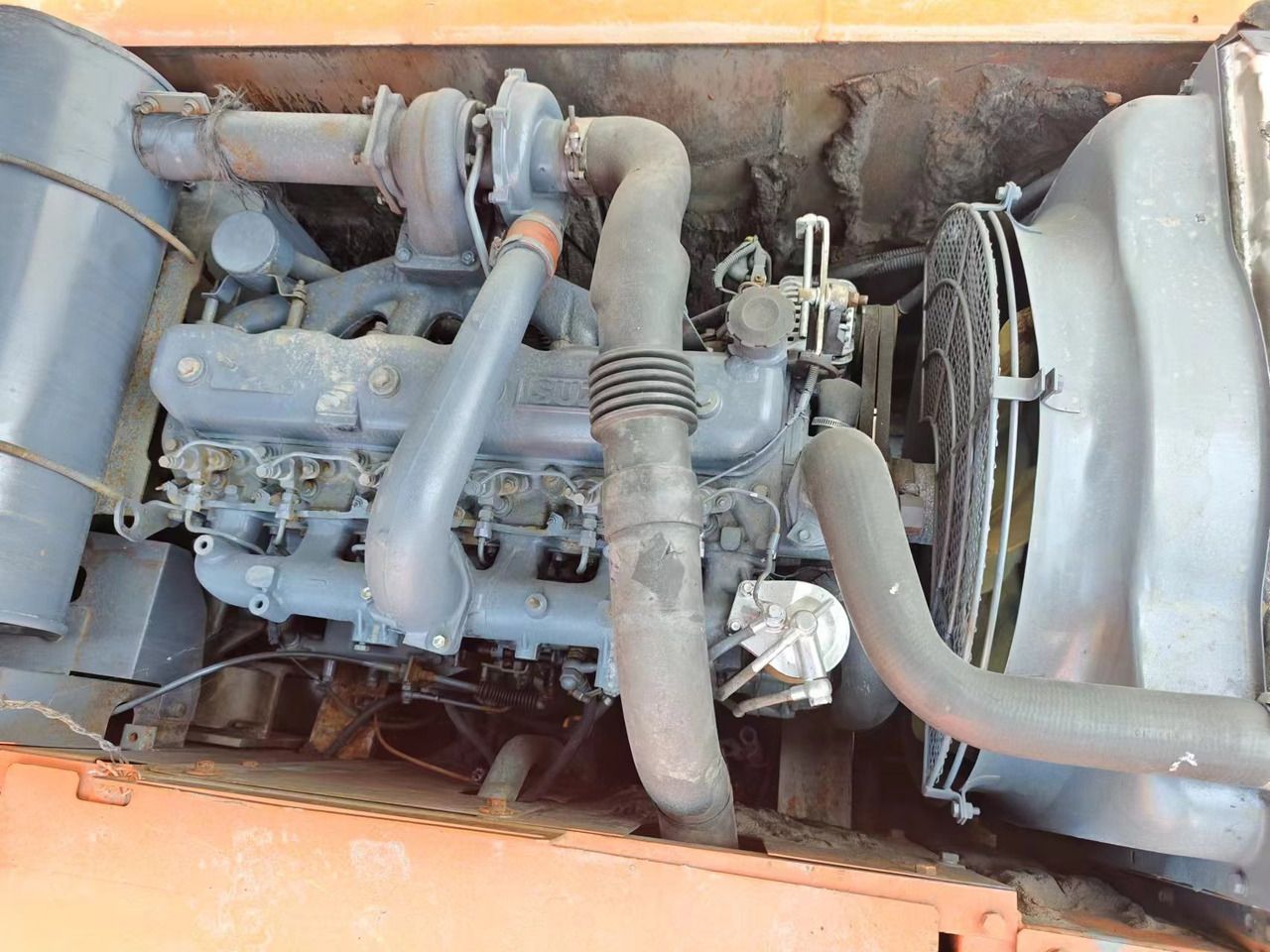 2016 Hitachi EX200-5 engine compartment view 2016 Hitachi EX200-5 engine compartment view