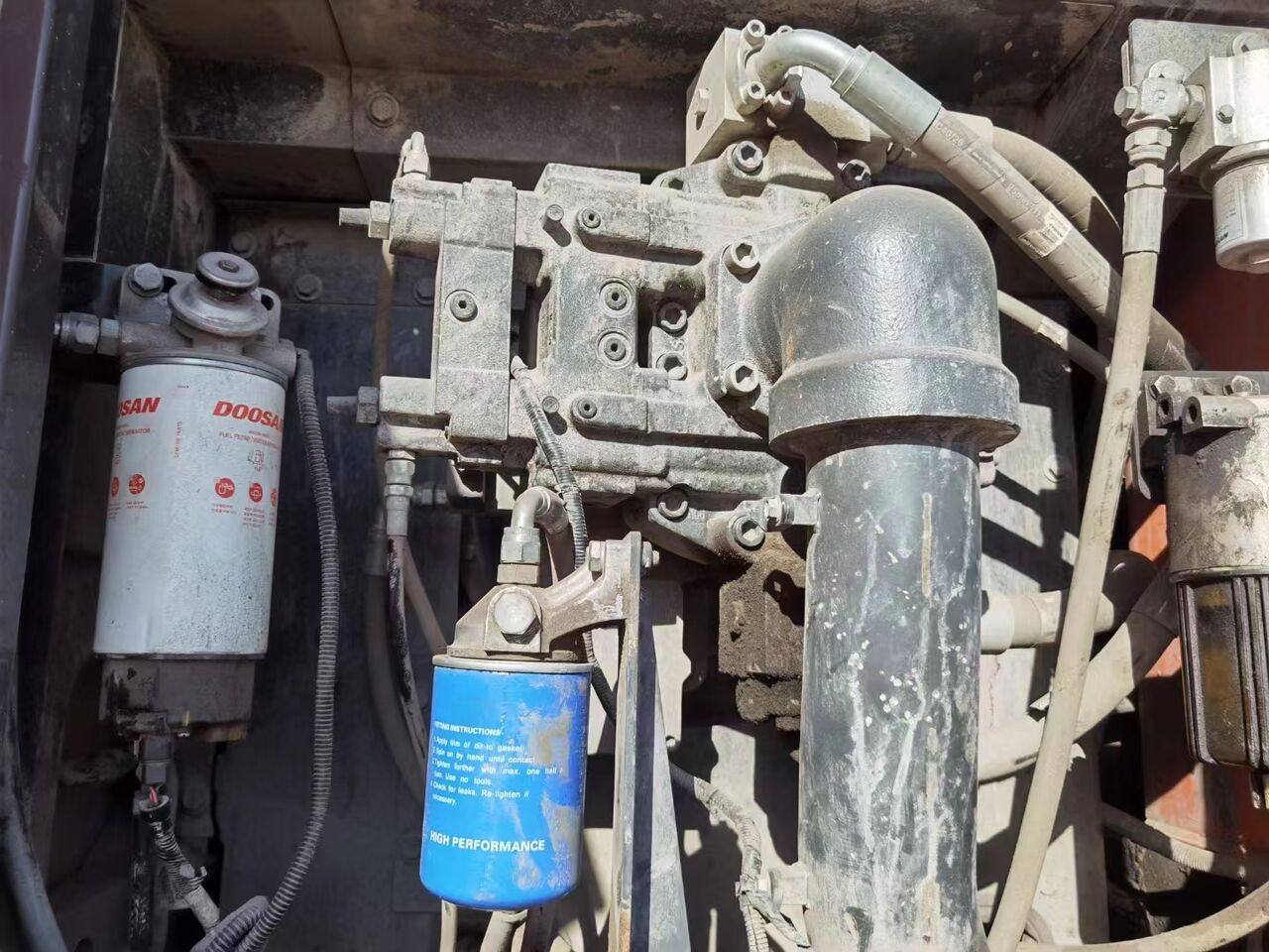 Doosan DX520LC-9C Crawler Excavator engine compartment detail
