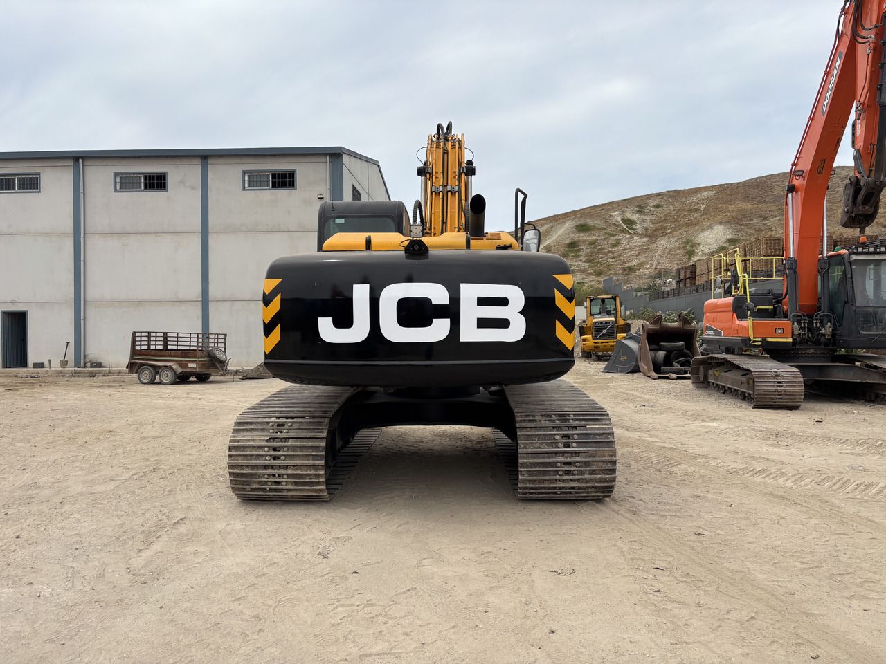 2015 JCB JS220LC crawler excavator rear view 2015 JCB JS220LC crawler excavator rear view
