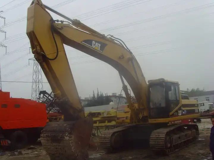 2016 CAT 330BL crawler excavator, side view