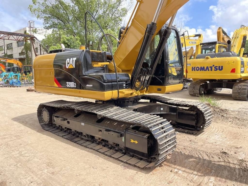 Pelle sur chenilles Caterpillar 320D2 2024, vue arrière trois-quarts