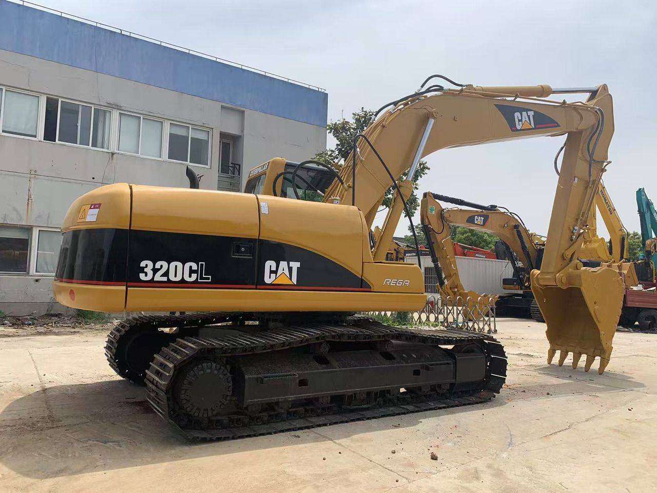 2017 Caterpillar 320CL crawler excavator, side profile view 2017 Caterpillar 320CL crawler excavator, side profile view
