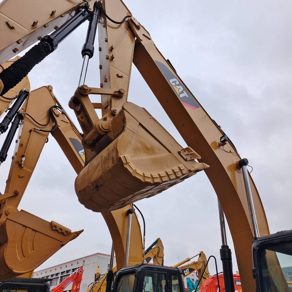 2024 Caterpillar 325D crawler excavator boom and bucket detail