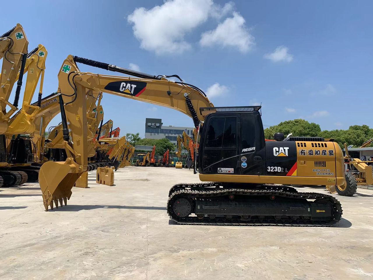 Escavatore cingolato Mitsubishi 323D2 L del 2020, vista laterale Escavatore cingolato Mitsubishi 323D2 L del 2020, vista laterale