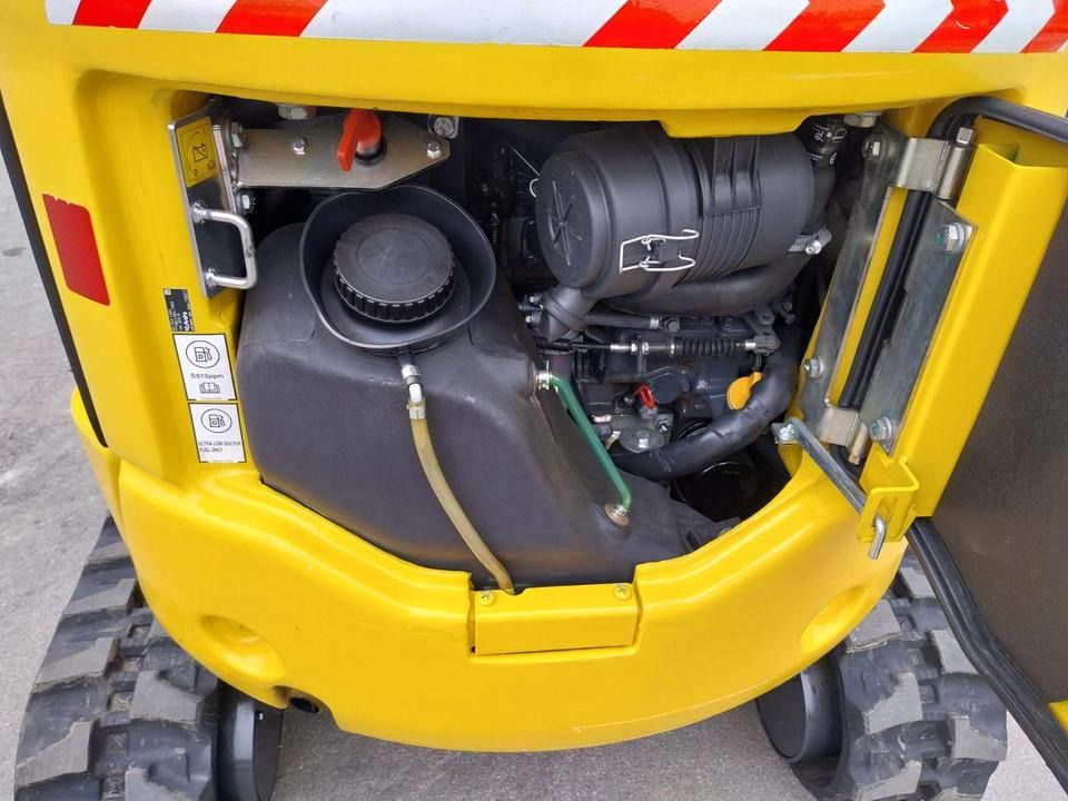 2019 Komatsu PC16 mini excavator engine compartment view 2019 Komatsu PC16 mini excavator engine compartment view