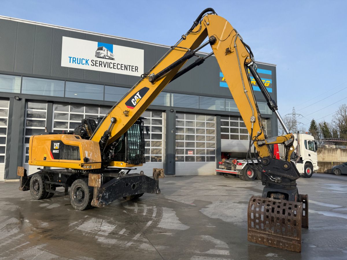 2016 Caterpillar MH3022 wheel excavator, side view 2016 Caterpillar MH3022 wheel excavator, side view