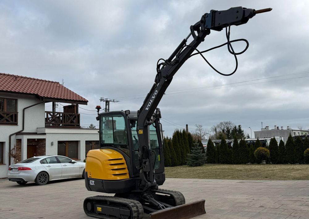 2013 Volvo EC27C crawler excavator, side view with hydraulic breaker 2013 Volvo EC27C crawler excavator, side view with hydraulic breaker