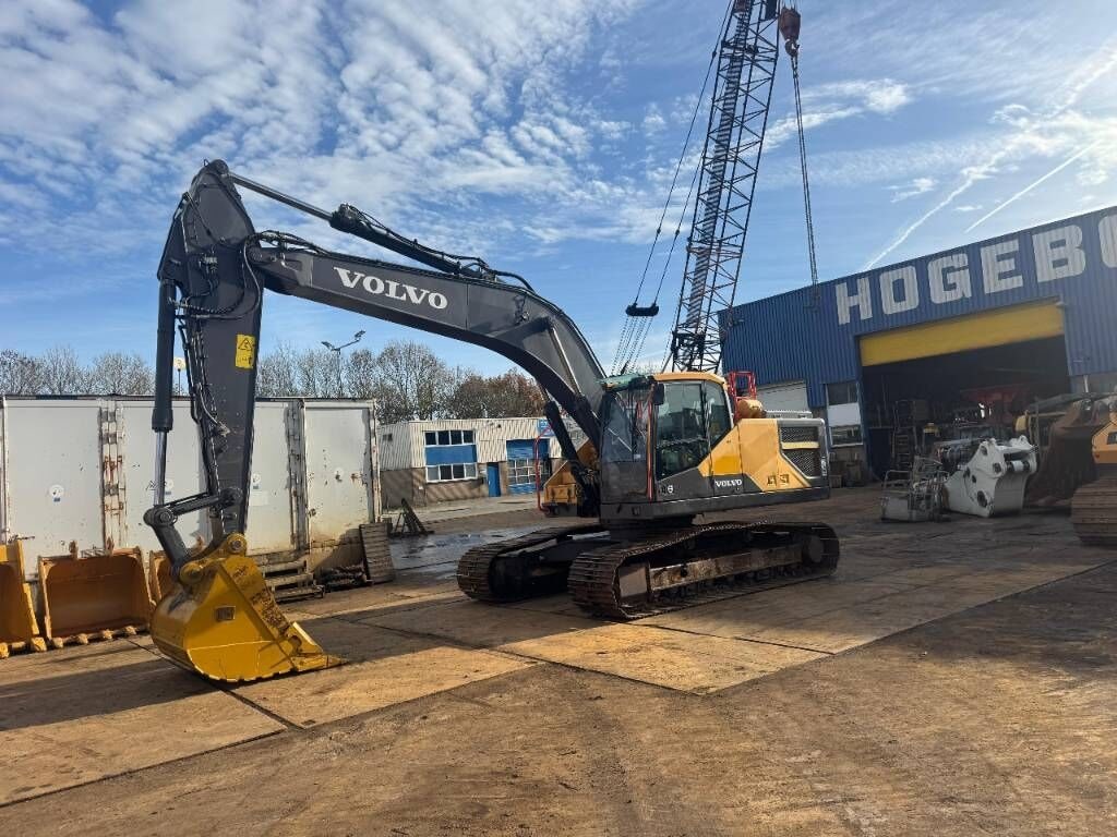2015 Volvo EC250EL crawler excavator, side view 2015 Volvo EC250EL crawler excavator, side view
