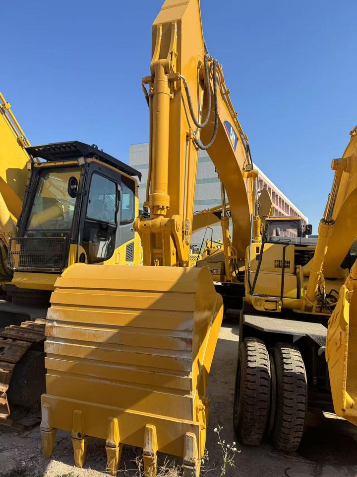 2018 Caterpillar 330BL crawler excavator front view