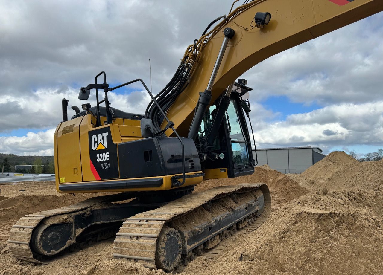 2015 Caterpillar 320E L RR crawler excavator, side view