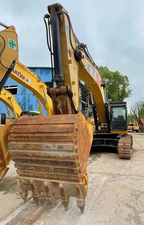 2010 Caterpillar 349D crawler excavator, front view of bucket and boom 2010 Caterpillar 349D crawler excavator, front view of bucket and boom