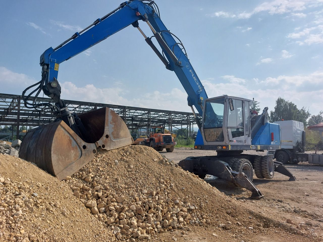 2017 Fuchs MHL320 material handler, side view 2017 Fuchs MHL320 material handler, side view