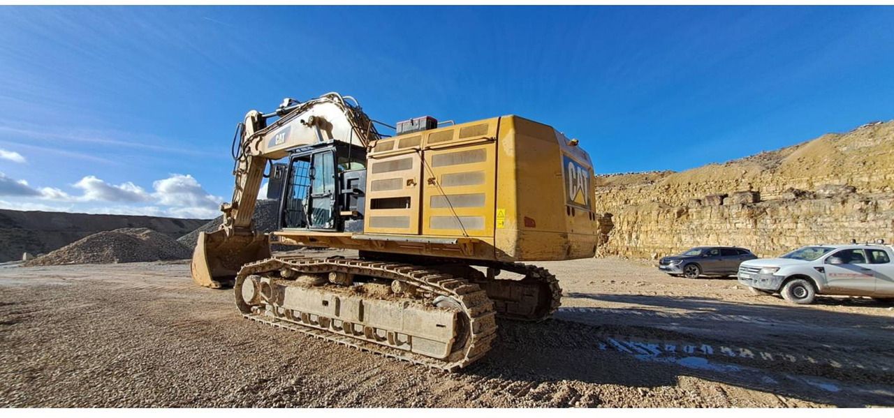 2013 Caterpillar 374FL crawler excavator, rear three-quarter view 2013 Caterpillar 374FL crawler excavator, rear three-quarter view