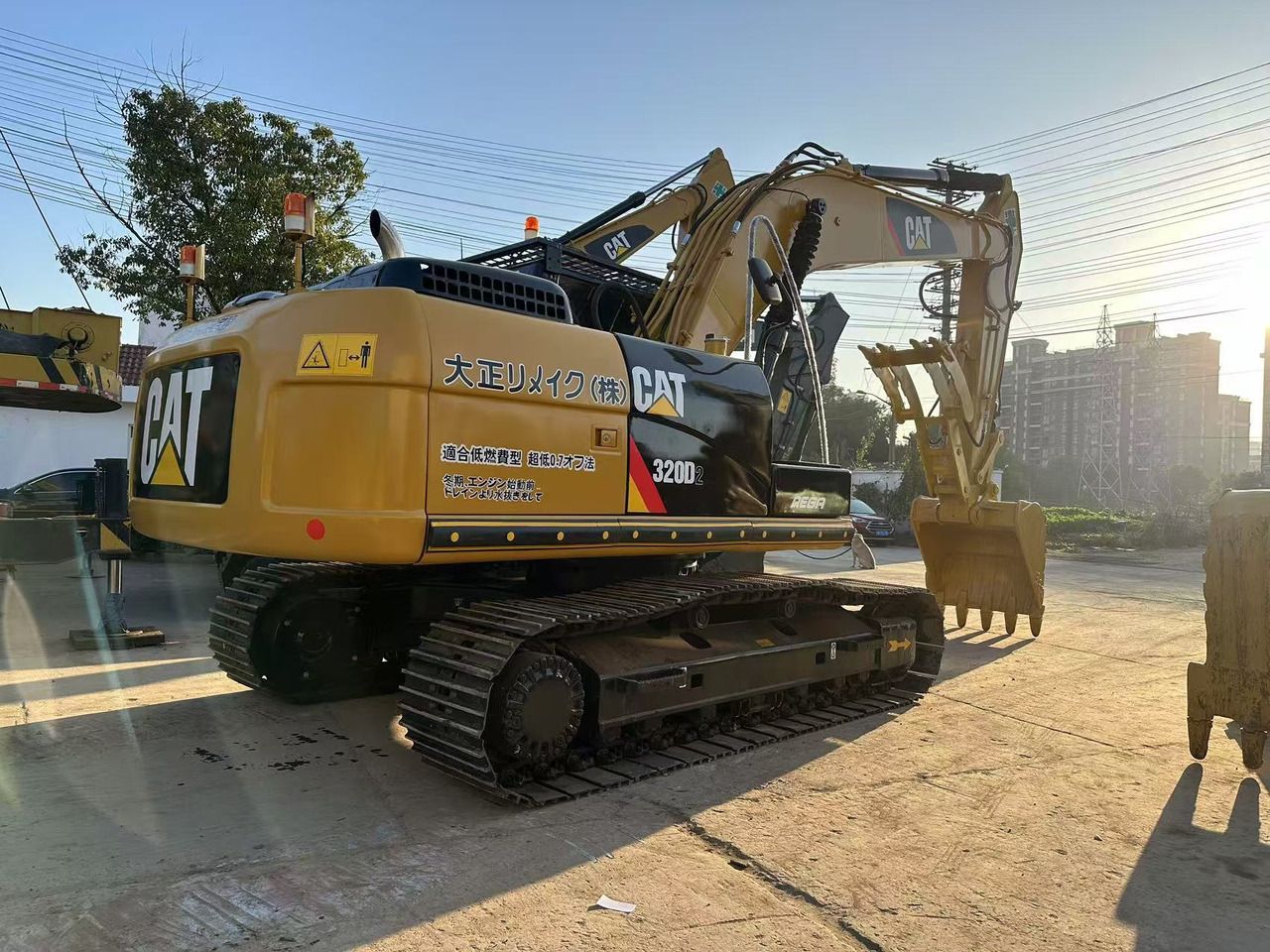 Caterpillar 320D2 rupsgraafmachine uit 2015, achteraanzicht driekwart