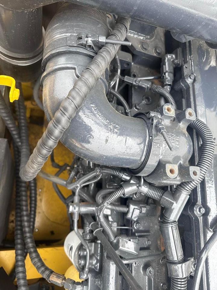 2020 Komatsu PC300-8 crawler excavator engine compartment view 2020 Komatsu PC300-8 crawler excavator engine compartment view