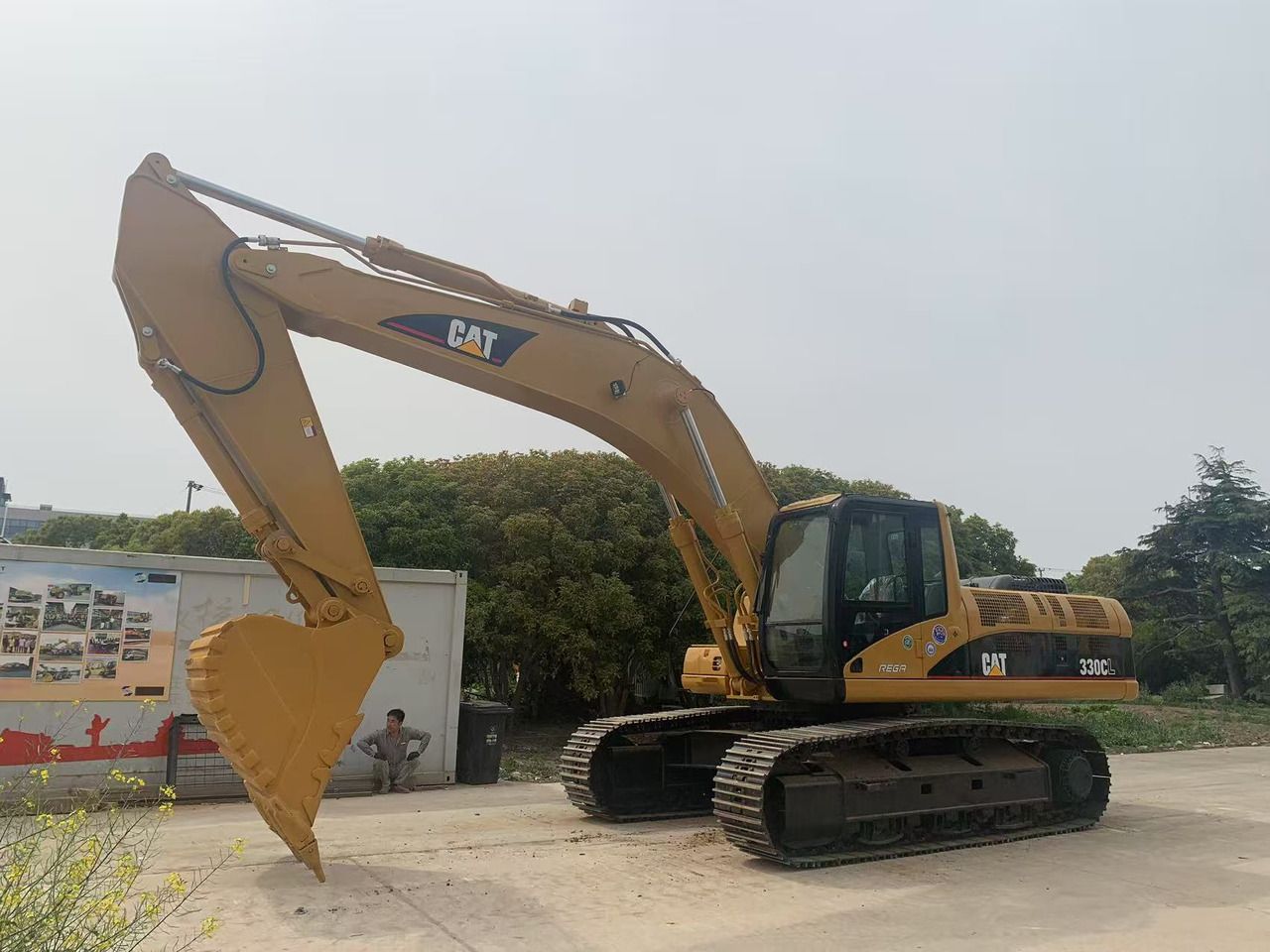2018 Caterpillar 330CL crawler excavator, side view 2018 Caterpillar 330CL crawler excavator, side view