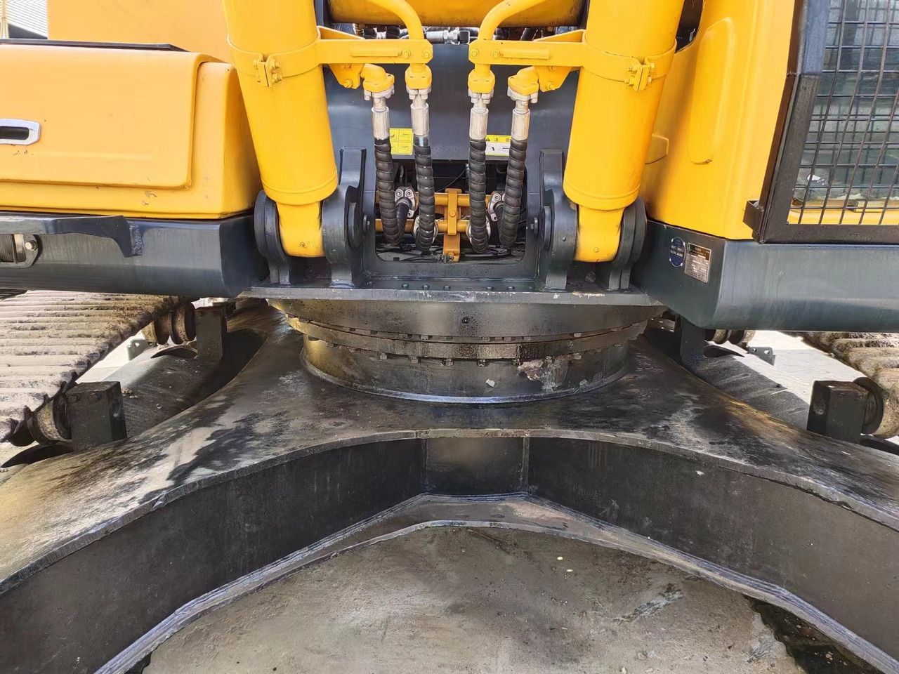 2018 Hyundai R385LC-9T crawler excavator boom base view 2018 Hyundai R385LC-9T crawler excavator boom base view