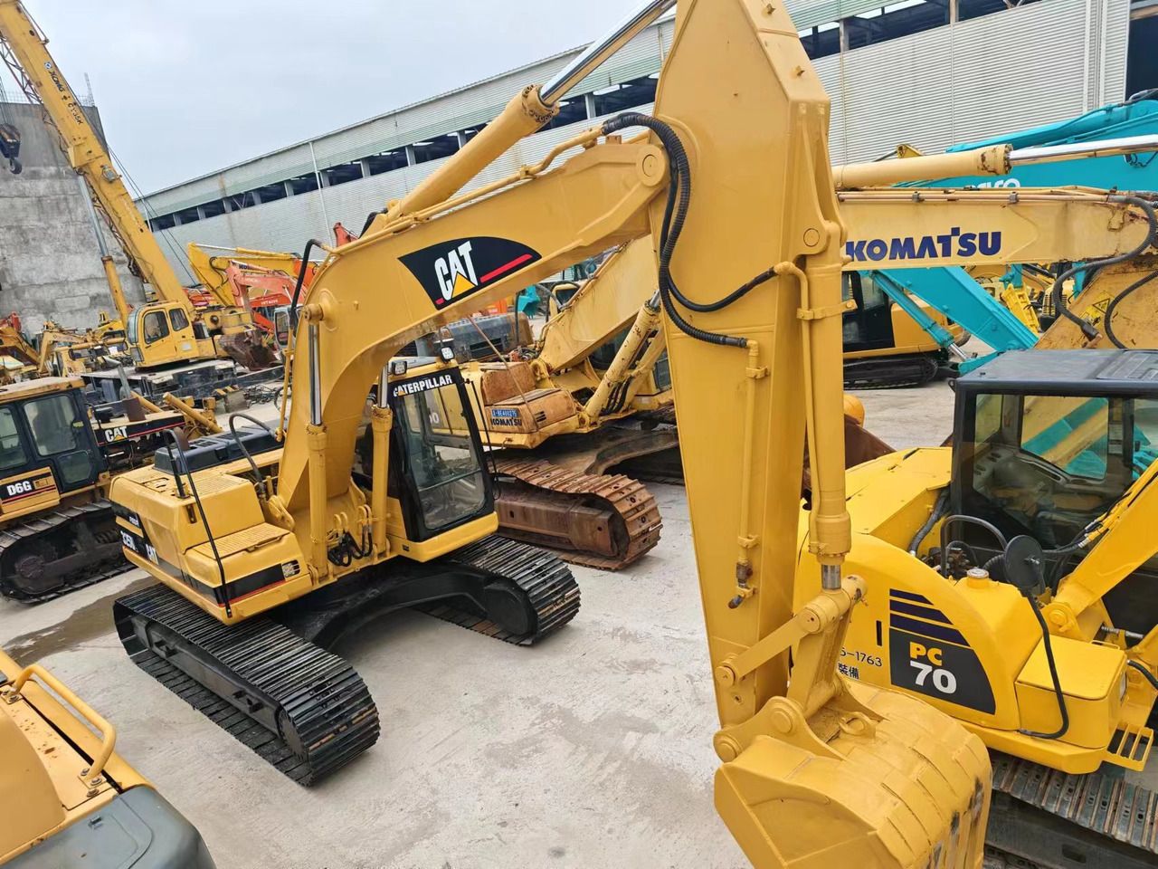 2018 Caterpillar 325BL crawler excavator, side view 2018 Caterpillar 325BL crawler excavator, side view