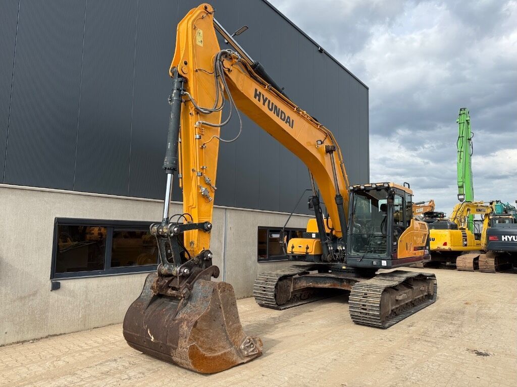 2019 Hyundai HX220L crawler excavator, front three-quarter view